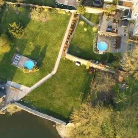 Villa Waterfront Family *