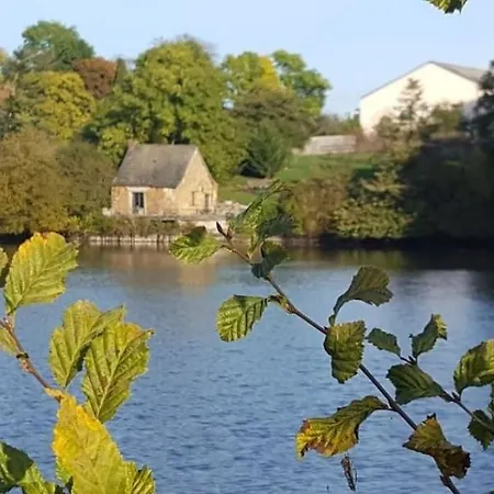 Propriete Familiale Les Pieds Dans L'eau Du Vieux Chateau