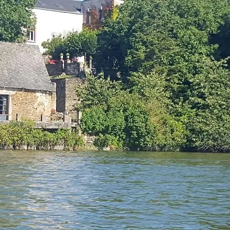 Propriete Familiale Les Pieds Dans L'eau Du Vieux Chateau