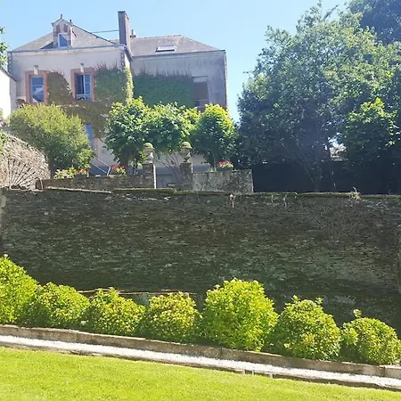 Propriete Familiale Les Pieds Dans L'eau Du Vieux Chateau * Pouancé
