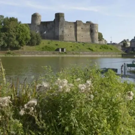 Propriete Familiale Les Pieds Dans L'eau Du Vieux Chateau Pouancé