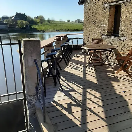 Propriete Familiale Les Pieds Dans L'eau Du Vieux Chateau *